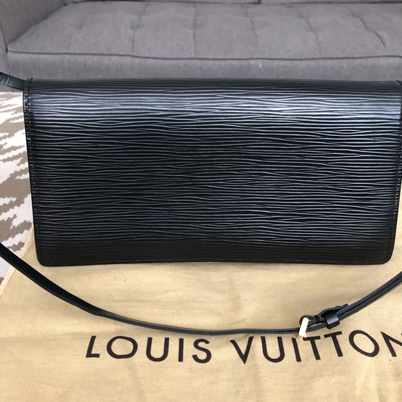 Louis Vuitton Epi Leather Shoulder Bag/Clutch - Picture 4 of 13